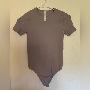Babaton Ribbed short sleeve bodysuit